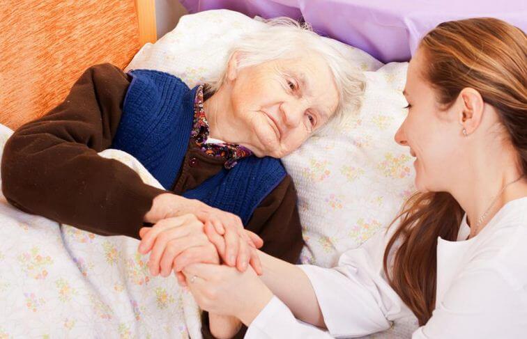 3 lưu ý quan trọng trong cách chăm sóc người bị tai biến