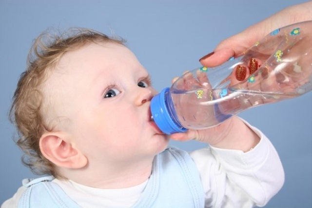 Có nên cho trẻ sơ sinh uống nước lọc?